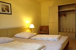 Schlafzimmer mit Schrank in der Ferienwohnung 4 Personen für den Familienurlaub im Ferienclub Lüneburger Heide